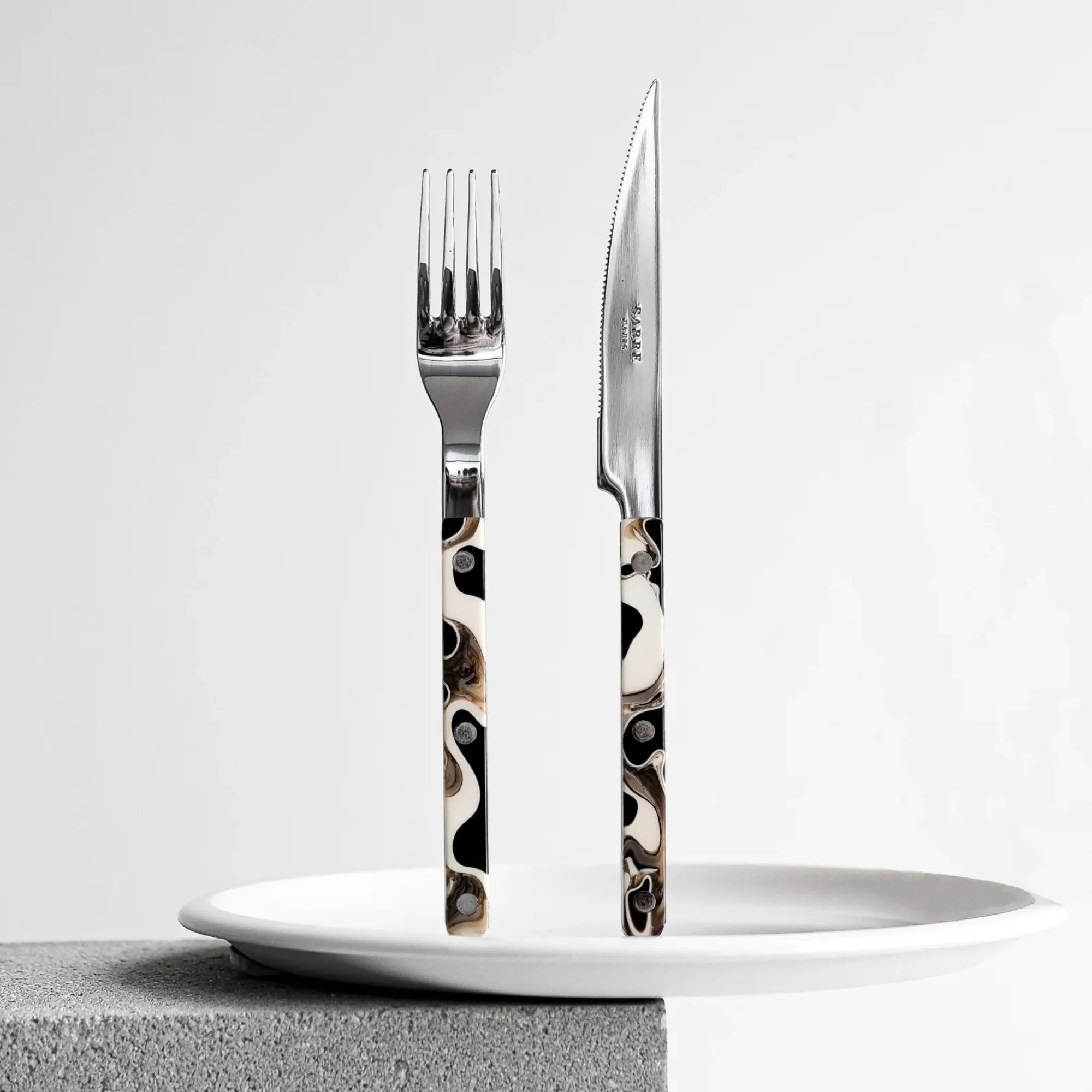 Durable Bistrot Dune Cutlery Set cake server with serrated edge and elegant design