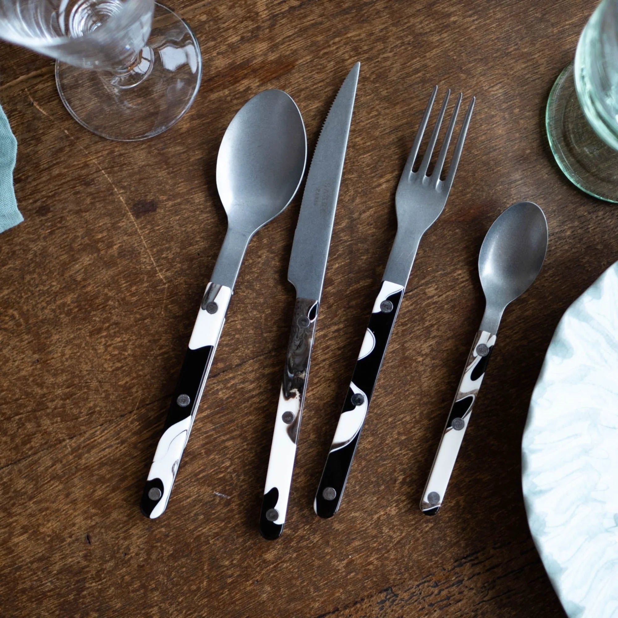 Close-up of the Bistrot Dune Cutlery Set dinner knife with ergonomic handle and mirror-polished blade