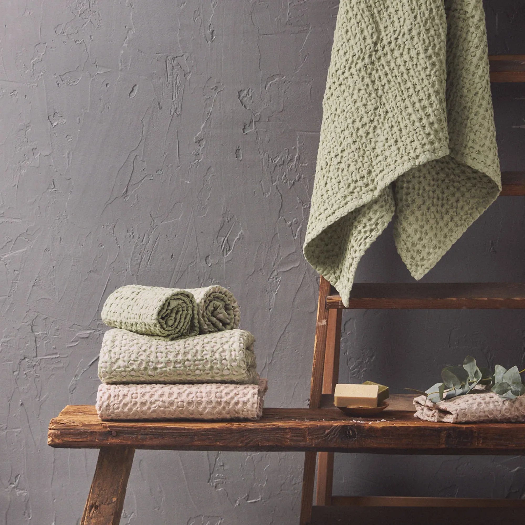 Elegant Puro Towel Set with stylish and durable double-stitched hems