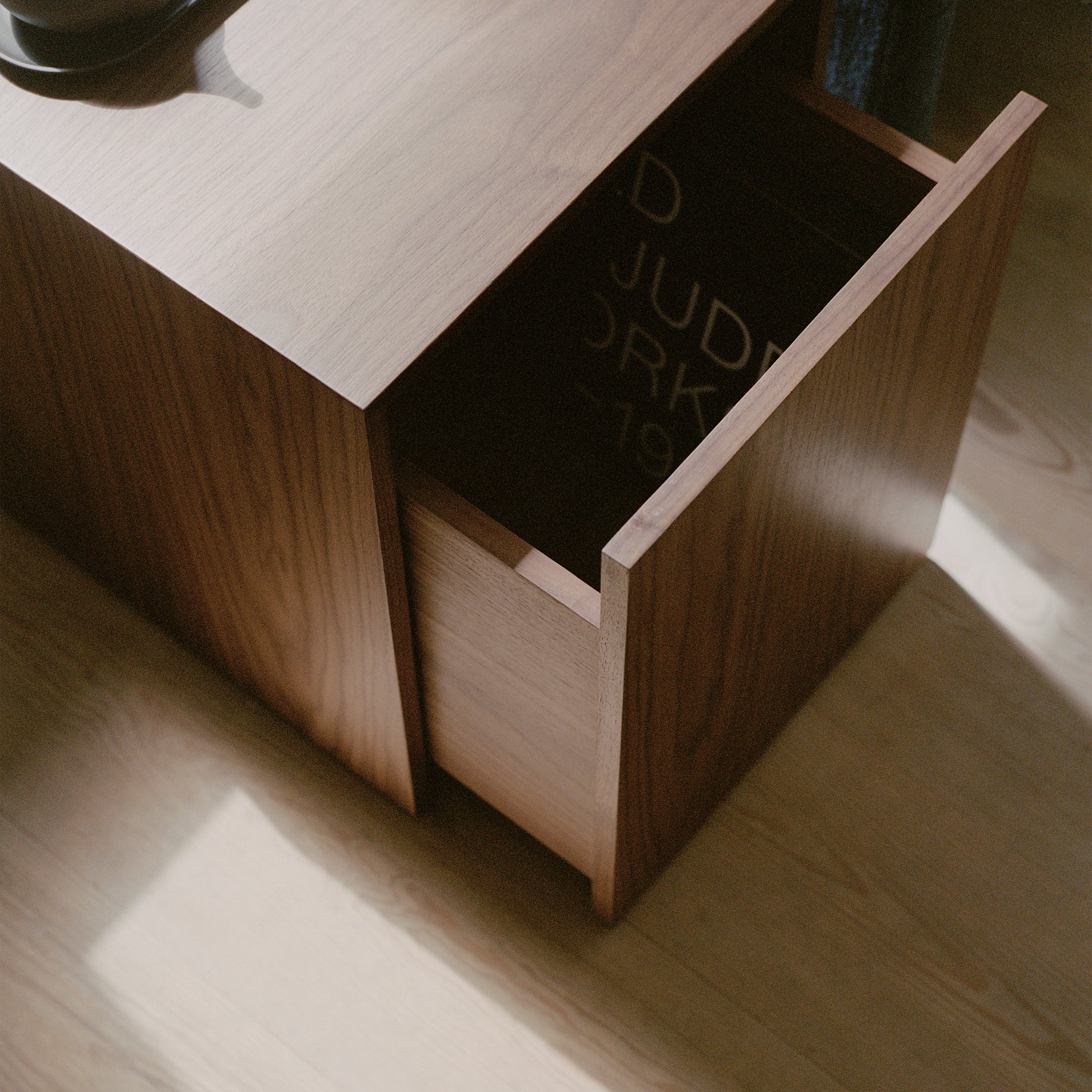 Mass Side Table w. Drawer