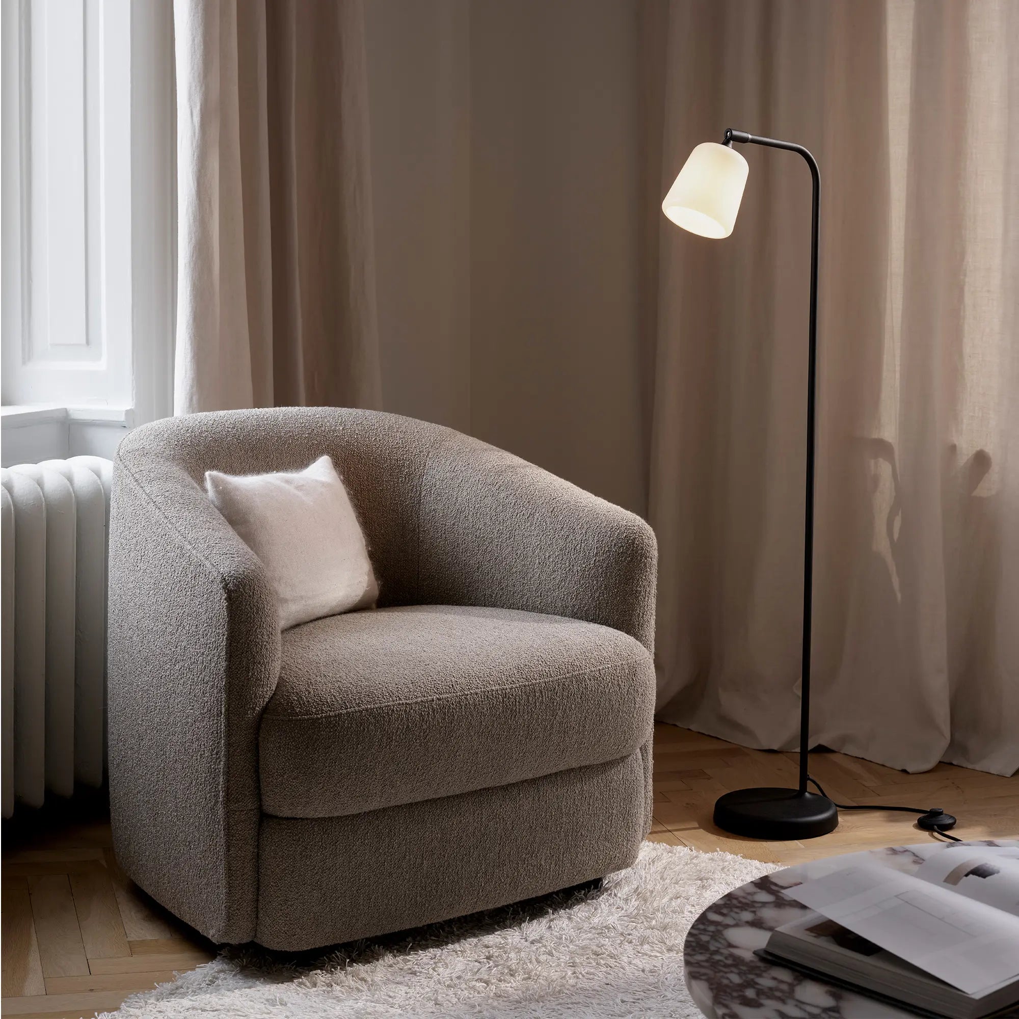 Modern-Black-Metal-Floor-Lamp-with-Adjustable-Reading-Light