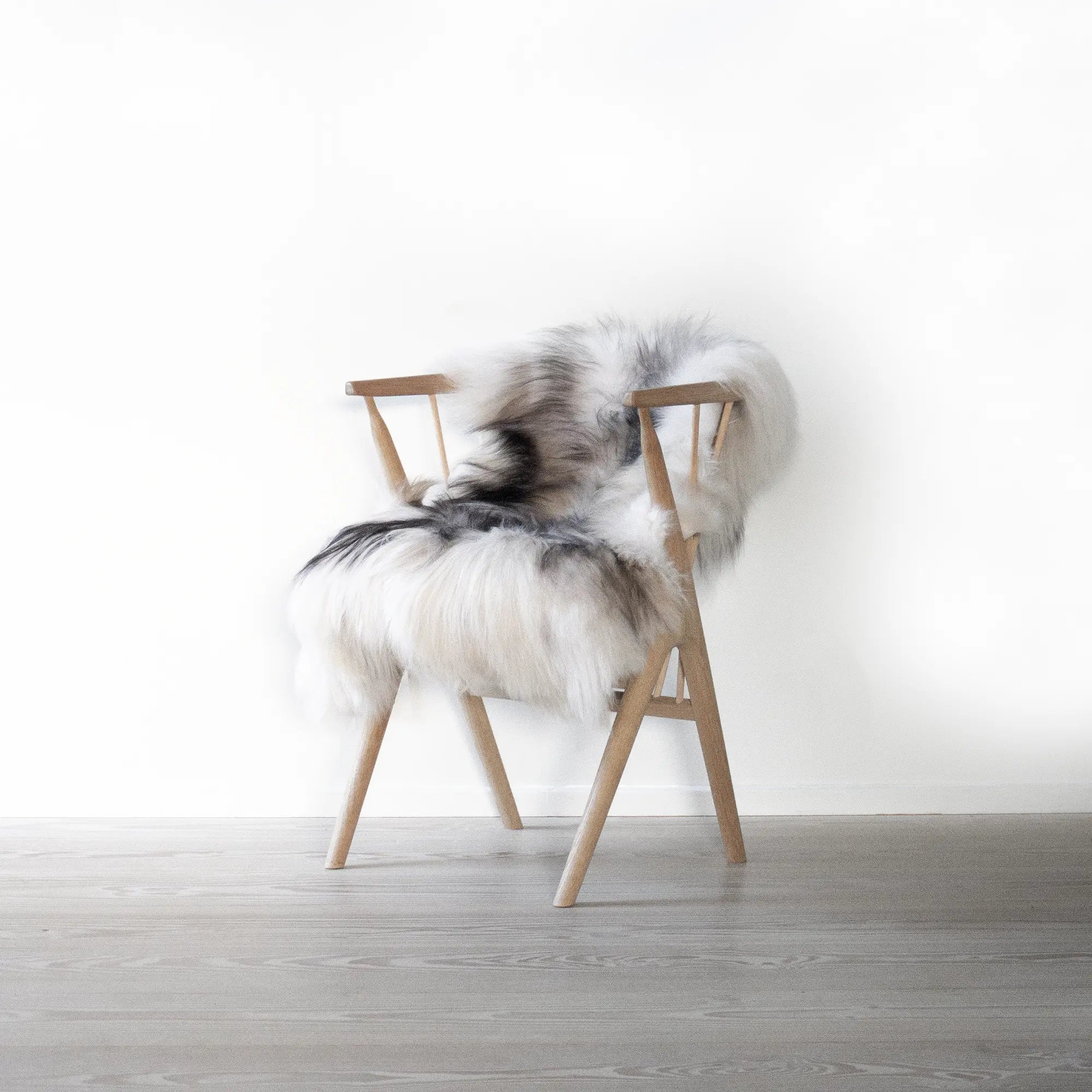  Genuine sheepskin throw blanket with long, silky wool fibers 